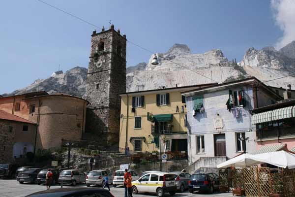 Wie Schnee sehen die Apuanischen Alpen hinter Carrara aus. Doch was da glänzt, sind die Marmorsteinbrüche.