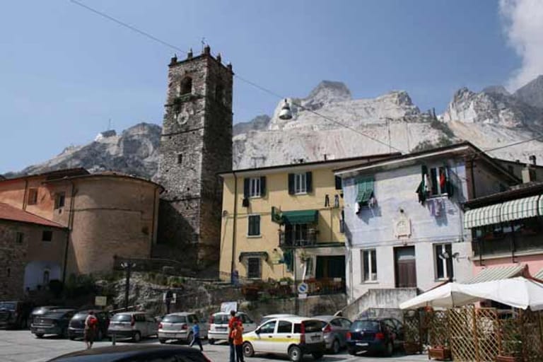 Wie Schnee sehen die Apuanischen Alpen hinter Carrara aus. Doch was da glänzt, sind die Marmorsteinbrüche.