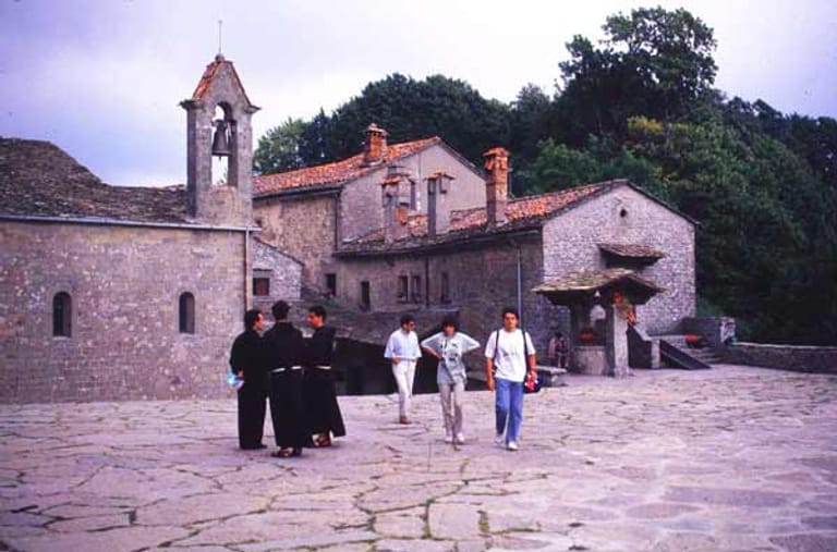 In La Verna, auf dem "Heiligen Berg" der Toskana, empfing der Heilige Francesco d'Assisi 1224 vor dem charakteristischen Felsabsturz seine Stigmata.