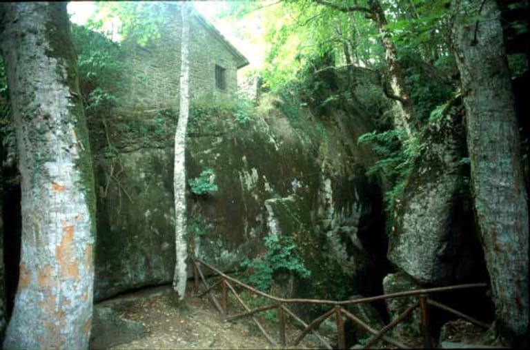 In der Kirche des Wallfahrtsorts gibt es die Grotte zu bewundern, die dem Heiligen damals als Zelle diente.
