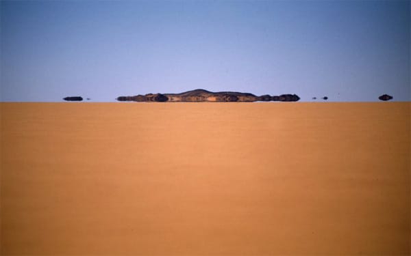 Fata Morgana im Südwesten von Ägypten: Ein entferntes Plateau wird als nahes Gebirge an den Himmel gemalt. Fata Morgana im Südwesten von Ägypten: Ein entferntes Plateau wird als nahes Gebirge an den Himmel gemalt.