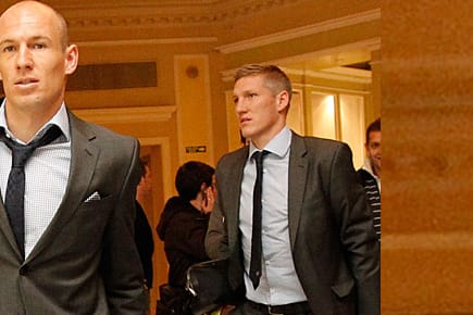Arjen Robben (li.) und Bastian Schweinsteiger kurz nach der Landung am Airport in Madrid.