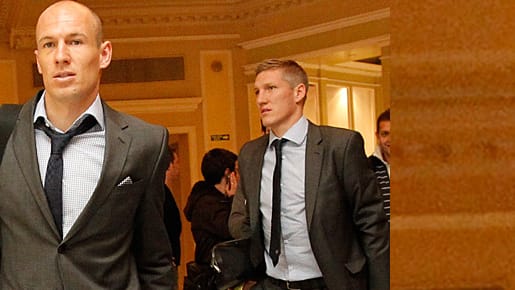 Arjen Robben (li.) und Bastian Schweinsteiger kurz nach der Landung am Airport in Madrid. Arjen Robben (li.) und Bastian Schweinsteiger kurz nach der Landung am Airport in Madrid.