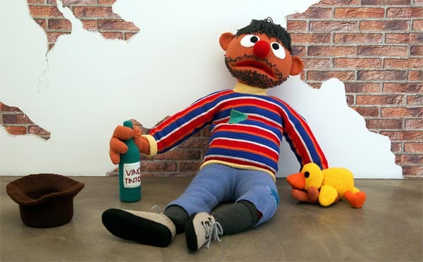 Ernie aus der "Sesamstraße" bettelt als Obdachloser.