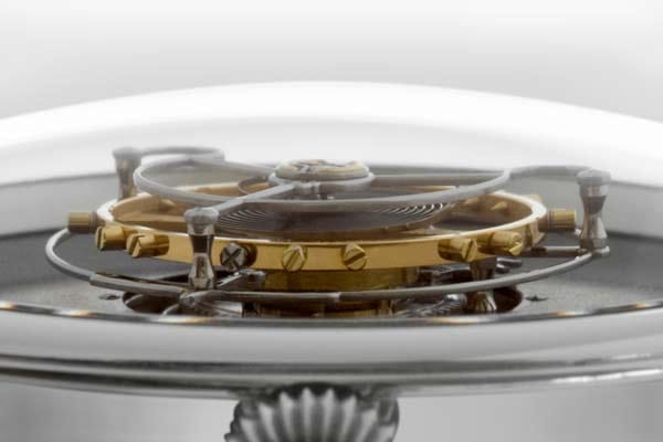 Der Tanz des Zentraltourbillons lässt sich durch das abgerundete Glas sogar von der Seite betrachten. Der Schweizer Uhren-Künstler Beat Haldimann hat sich mit seiner "H8" ein Denkmal gesetzt.