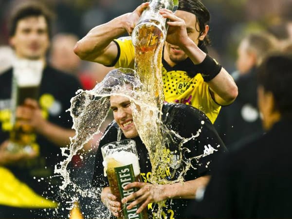 Eiskalt erwischt: Nach dem 2:0 Sieg von Borussia Dortmund über Borussia Mönchengladbach war die zweite Deutsche Meisterschaft in Folge perfekt. Kevin Großkreutz wird von Neven Subotic noch auf dem Platz geduscht.