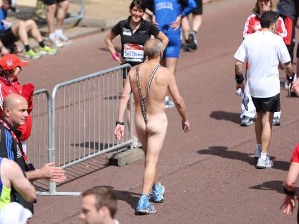 Windschnittig: Dieser Teilnehmer des London-Marathons wählte einen "Mankini" als perfektes Outfit für ihn aus.