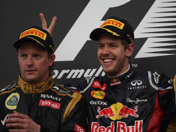 Erster Saisonsieg im vierten Rennen. Sebastian Vettel (r.) freut sich über seinen Erfolg und albert auf dem Siegertreppchen rum. Leidtragender ist der Zweitplatzierte Kimi Räikkönen mit "Hasenohren".