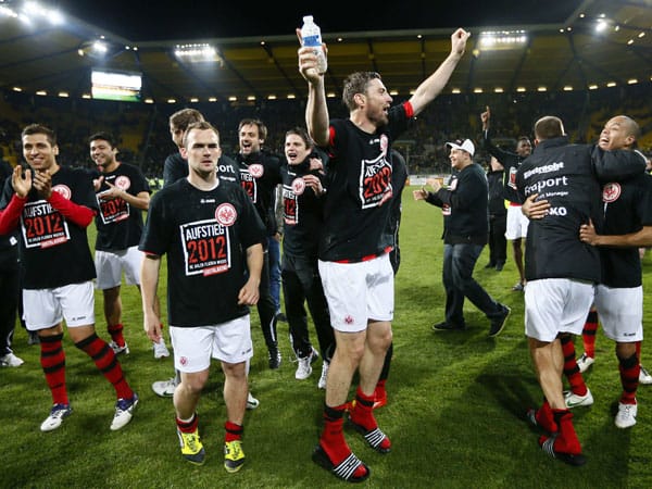 Aufstieg 2012: Nach einem Jahr in der 2. Bundesliga kehrt Eintracht Frankfurt zurück ins Fußball-Oberhaus. Ein 3:0 Auswärtssieg in Aachen machte am Montag den Aufstieg perfekt.