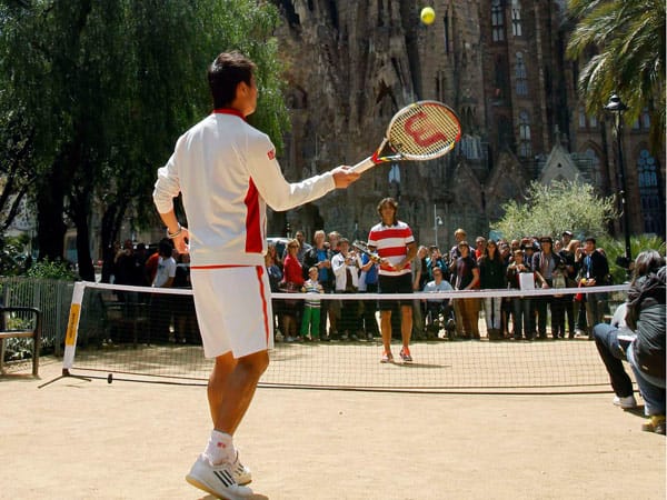 Tennis mitten in Barcelona: Vor der "Segrada Familia" spielen der Japaner Kei Nishikori (vorne) und der Weltranglisten-Zweite Rafael Nadal ein paar Bälle.