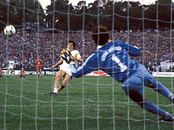 Im DFB-Pokalfinale 1984 hatte Borussia Mönchengladbach wenig Glück: Lothar Matthäus verschoss seinen Elfmeter gegen den FC Bayern und die Fohlen verloren mit 7:8. Zuvor hatte der Youngster seinen Wechsel nach München bekannt gegeben. Beides haben ihm die Gladbacher nie verziehen.