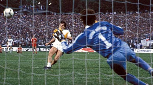 Im DFB-Pokalfinale 1984 hatte Borussia Mönchengladbach wenig Glück: Lothar Matthäus verschoss seinen Elfmeter gegen den FC Bayern und die Fohlen verloren mit 7:8. Zuvor hatte der Youngster seinen Wechsel nach München bekannt gegeben. Beides haben ihm die Gladbacher nie verziehen.