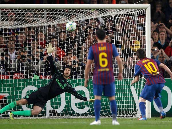 Es menschelt bei Lionel Messi: Sein verschossener Elfmeter im Champions-League-Rückspiel gegen den FC Chelsea kostete womöglich den Einzug ins Finale. Endstand 2:2 Unentschieden.