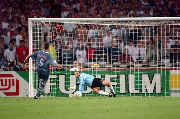 Und wieder ein englisches Drama: Deutschlands Torwart Andreas Köpke hält im Halbfinale der EM 1996 im Elfmeterschießen gegen den Engländer Gareth Southgate - es bleibt beim 5:5. Andi Möller versenkt den darauffolgenden Schuss vom Punkt und befördert die DFB-Elf dadurch ins Finale.