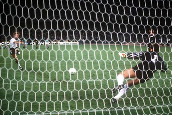 Die Engländer und das Elfmeterschießen: Stuart Pearce scheitert im WM-Halbfinale 1990 an Bodo Illgner. Am Ende heißt es 5:4 nach Elfmeterschießen, und die deutsche Nationalmannschaft steht im Endspiel gegen Argentinien.