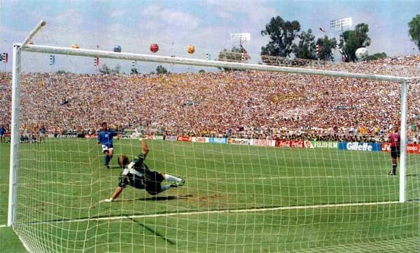 Bei der WM 1994 wurde Italiens Superstar Roberto Baggio zur tragischen Figur. Im Finale gegen Brasilien drischt der Mann mit dem Pferdeschwanz das Spielgerät im Elfmeterschießen über das Tor. Und so feiern die Kicker vom Zuckerhut im Rose Bowl von Pasadena den Weltmeistertitel.