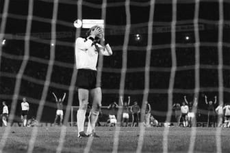 Es war wohl Uli Hoeneß' bitterste Stunde: Fassungslos nach seinem berühmten Fehlschuss im Elfmeterschießen von Belgrad, bejubelt hinter ihm das Team der CSSR den EM-Titel 1976.