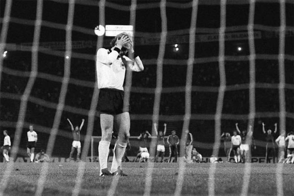 Es war wohl Uli Hoeneß' bitterste Stunde: Fassungslos nach seinem berühmten Fehlschuss im Elfmeterschießen von Belgrad, bejubelt hinter ihm das Team der CSSR den EM-Titel 1976.
