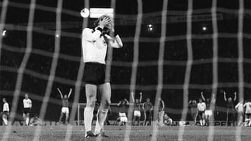 Es war wohl Uli Hoeneß' bitterste Stunde: Fassungslos nach seinem berühmten Fehlschuss im Elfmeterschießen von Belgrad, bejubelt hinter ihm das Team der CSSR den EM-Titel 1976.