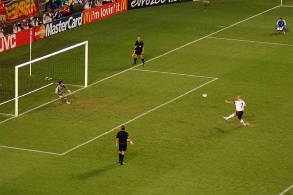 David Beckham und die Schüsse vom Punkt - das war nie eine verheißungsvolle Kombination. Englands Kapitän verschoss auch bei der EM-Endrunde 2004 seinen Elfmeter, diesmal gegen Portugals Torwart Ricardo. Für die Briten bedeutete der Fehlschuss das bittere Aus im Viertelfinale.