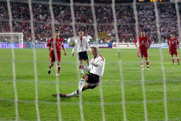 David Beckham gehört zweifellos zu den schillerndsten Figuren des Fußballs der letzten 20 Jahre. Doch so berühmt seine Freistoßkünste waren, so berüchtigt war er für seine verschossenen Elfmeter. Der wohl grausamste Moment: In der EM-Qualifikation 2004 rutscht er beim Schuss aus, fällt hin und hämmert den Ball weit über das Tor.