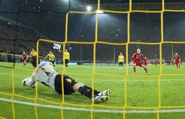 Arjen Robben gilt eigentlich als sicherer Elfmeterschütze. Doch ausgerechnet im absoluten Showdown der Saison 2011/2011 gegen Borussia Dortmund leistet sich der Niederländer kurz vor Abpfiff einen bitteren Fehlschuss. Die Meisterschaft ist entschieden, erneut feiert der BVB und Robben wird zum einsamsten Menschen im Hexenkessel des Dortmunder Stadions.