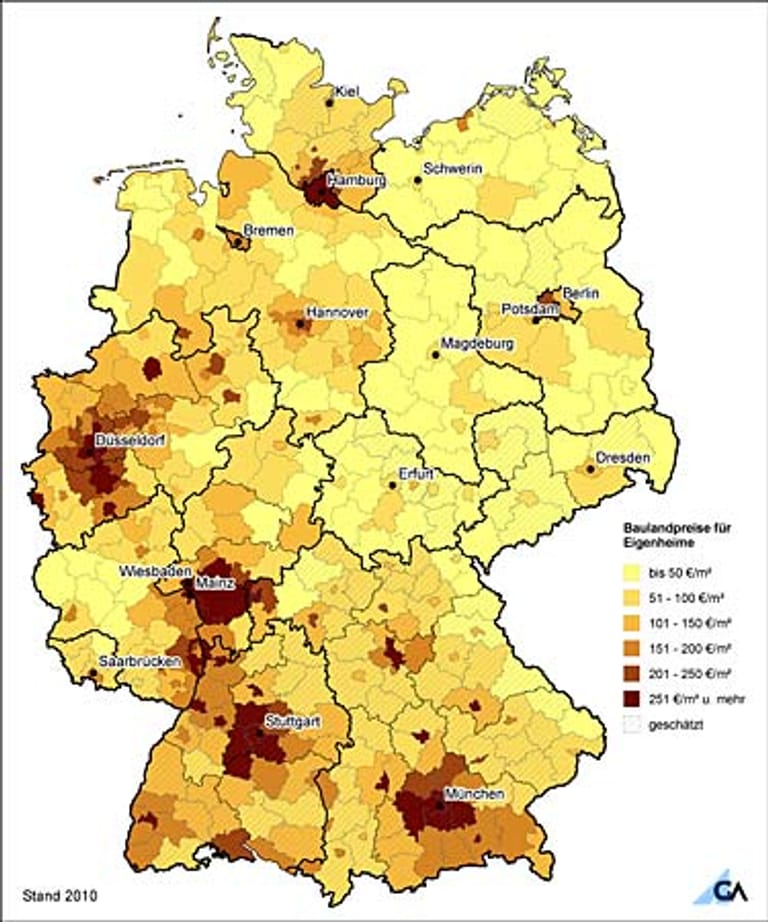 Die Baulandpreise in Deutschland im Überblick: Die teuersten Regionen liegen mit wenigen Ausnahmen um Städte herum und es gibt deutlich günstigeres Bauland im Osten als im Westen.