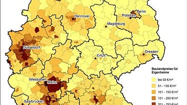 Die Baulandpreise in Deutschland im Überblick: Die teuersten Regionen liegen mit wenigen Ausnahmen um Städte herum und es gibt deutlich günstigeres Bauland im Osten als im Westen.