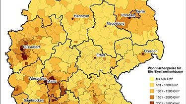 Die Preise für einen m² Wohnfläche in Deutschland. Sehr teuer lebt man in Nordrhein-Westfalen, Baden-Württemberg und im südlichen Bayern und Hessen sowie um die Hauptstadt. Dagegen kann man sehr günstig in Thüringen und Sachsen leben.