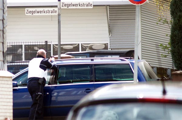 Großeinsatz im nordrhein-westfälischen Siegen: Beamte kontrollieren einen 28-jährigen Mann im Pkw. Großeinsatz im nordrhein-westfälischen Siegen: Beamte kontrollieren einen 28-jährigen Mann im Pkw.