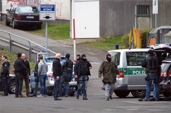 Der Mann bedroht die Polizisten mit einer Schusswaffe, schießt in die Luft und flüchtet dann mit den Dienstwaffen der Beamten. Der Mann bedroht die Polizisten mit einer Schusswaffe, schießt in die Luft und flüchtet dann mit den Dienstwaffen der Beamten.