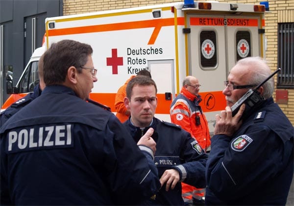 Kurz darauf wird er in seinem Wohnhaus in der Innenstadt ausfindig gemacht, die Straße wird gesperrt, das Haus umstellt. Kurz darauf wird er in seinem Wohnhaus in der Innenstadt ausfindig gemacht, die Straße wird gesperrt, das Haus umstellt.