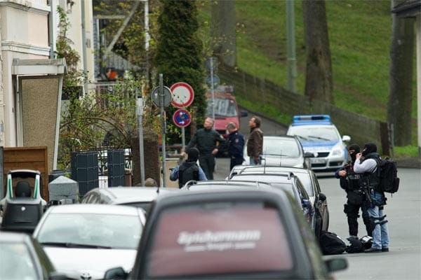 Der Mann gibt mehrere Schüsse in die Luft ab, unter anderem vom Balkon seiner Wohnung. Der Mann gibt mehrere Schüsse in die Luft ab, unter anderem vom Balkon seiner Wohnung.
