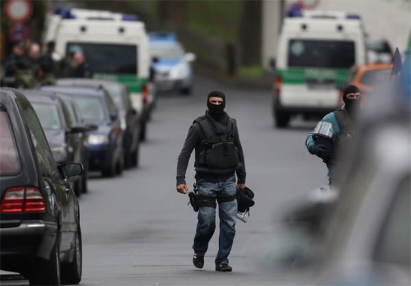 Nach stundenlanger Belagerung durch die Polizei gibt der Mann leicht verletzt auf. Nach stundenlanger Belagerung durch die Polizei gibt der Mann leicht verletzt auf.