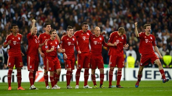 Auch nach der Verlängerung steht der Finalist noch nicht fest. Es geht ins Elfmeterschießen. Dort triumphieren am Ende die Bayern und erfüllen sich den Traum vom Endspiel im eigenen Stadion.