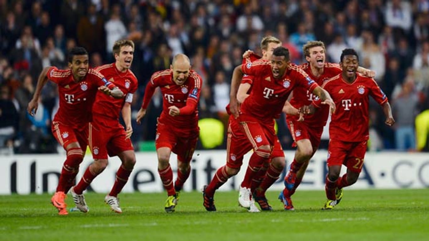 Nach dem erlösenden Treffer von Bastian Schweinsteiger stürmen alle Bayern zum Jubel.