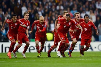 Nach dem erlösenden Treffer von Bastian Schweinsteiger stürmen alle Bayern zum Jubel.