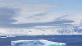 Wie eine Staumauer hindert das Schelfeis an der Küsten der Antarktis die Gletscher aus dem Landesinneren daran, schnell ins Meer zu rutschen.