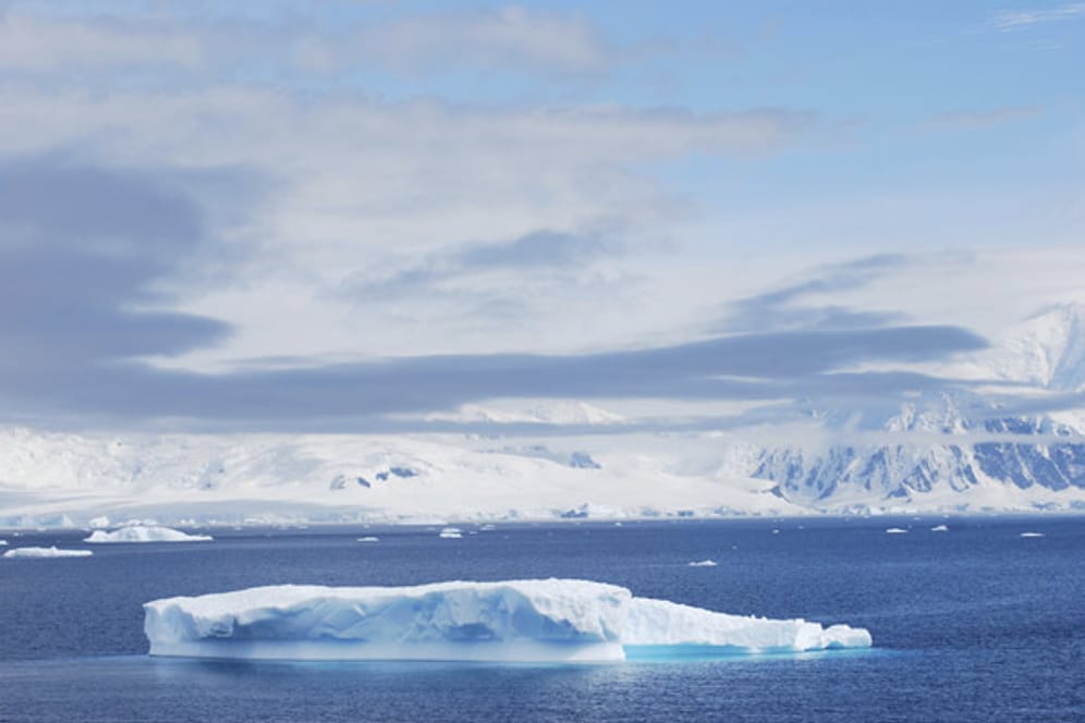 Schmilzt das Schelfeis vor der antarktischen Küste, steigt der Meeresspiegel schneller