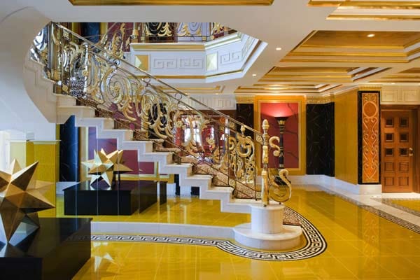 780 Quadratmeter purer Luxus warten auf die Besucher, Marmorböden und Mahagonimöbel gehören zur Einrichtung.