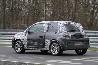 2013 soll der neue Opel Adam auf den Markt kommen. Unser Erlkönig-Fotograf hat den Kleinwagen bei Testfahrten auf dem Nürburgring abgelichtet.