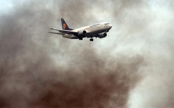 Großbrand in Berlin: Schwarze Rauchwolken führen zu Behinderungen am Flughafen Tegel.
