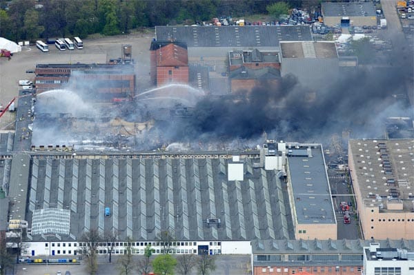 Der Grund: In einer Lagerhalle im Ortsteil Siemensstadt steht eine 24.000 Quadratmeter große Lagerhalle in Flammen.