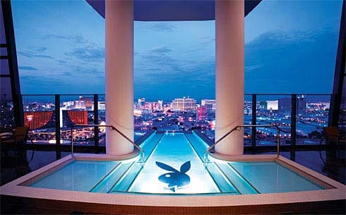 Zur Hugh Hefner Sky Villa gehört dieser Pool mit außergewöhnlicher Aussicht. Die Suite im "Palms Casino Resort" in Las Vegas kostet 21.500 Euro pro Nacht.