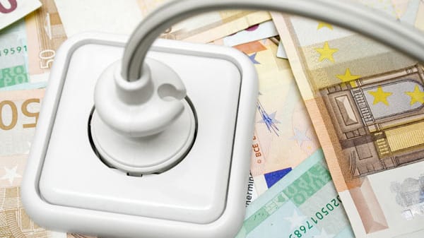 Haushalte verschenken wegen Treue zum Stromanbieter Milliarden