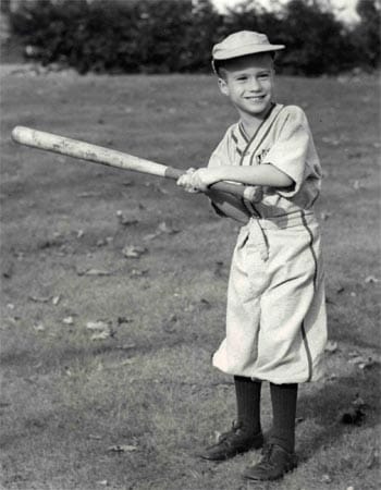 Holt er zum großen Schlag aus? Auch Mitt Romney hat mal klein angefangen. Geboren wird er am 12. März 1947 in Detroit, Michigan. Das Bild zeigt ihn dort als Sechsjährigen beim Baseball.