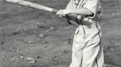 Holt er zum großen Schlag aus? Auch Mitt Romney hat mal klein angefangen. Geboren wird er am 12. März 1947 in Detroit, Michigan. Das Bild zeigt ihn dort als Sechsjährigen beim Baseball.