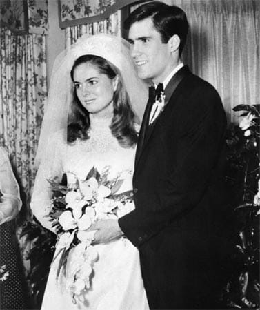 Im März 1969 heiratet Mitt seine Ann Davies. Später studiert Romney Jura in Harvard und schließt als bester seiner Klasse ab.