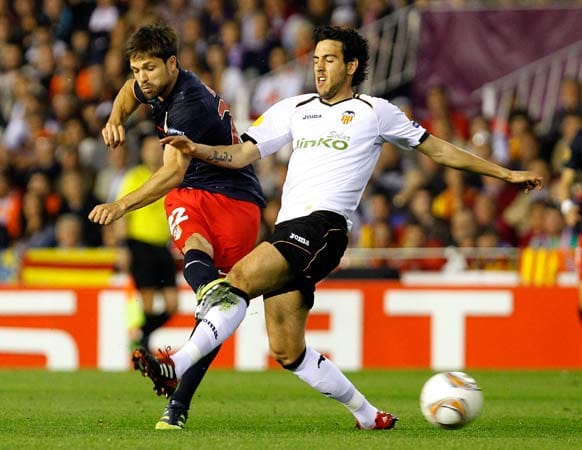 Die Mannschaft um Ex-Bundesliga-Spieler Diego (li.) - hier im Duell mit Valencias Daniel Parejo - kann sich nach dem sensationellen 4:2-Heimsieg im Estadio Mestalla sogar eine Niederlage mit einem Tor Unterschied erlauben.