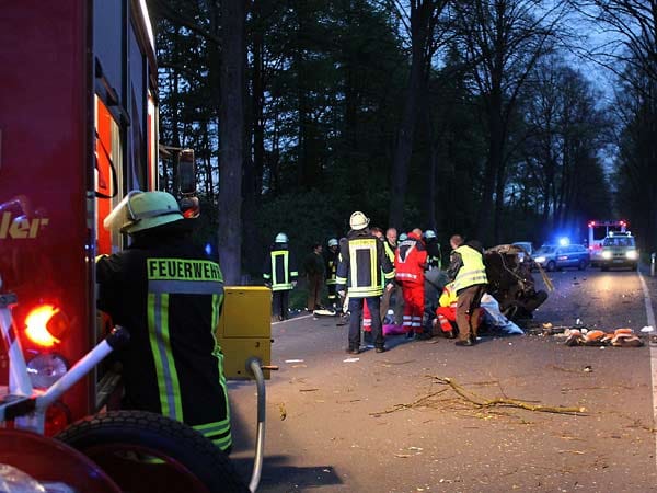 Schwerer Unfall am Donnerstagabend auf einer Verbandsstraße in Oer-Erkenschwick bei Recklinghausen: Ein Auto kommt von der Fahrbahn ab und prallt gegen zwei Bäume.